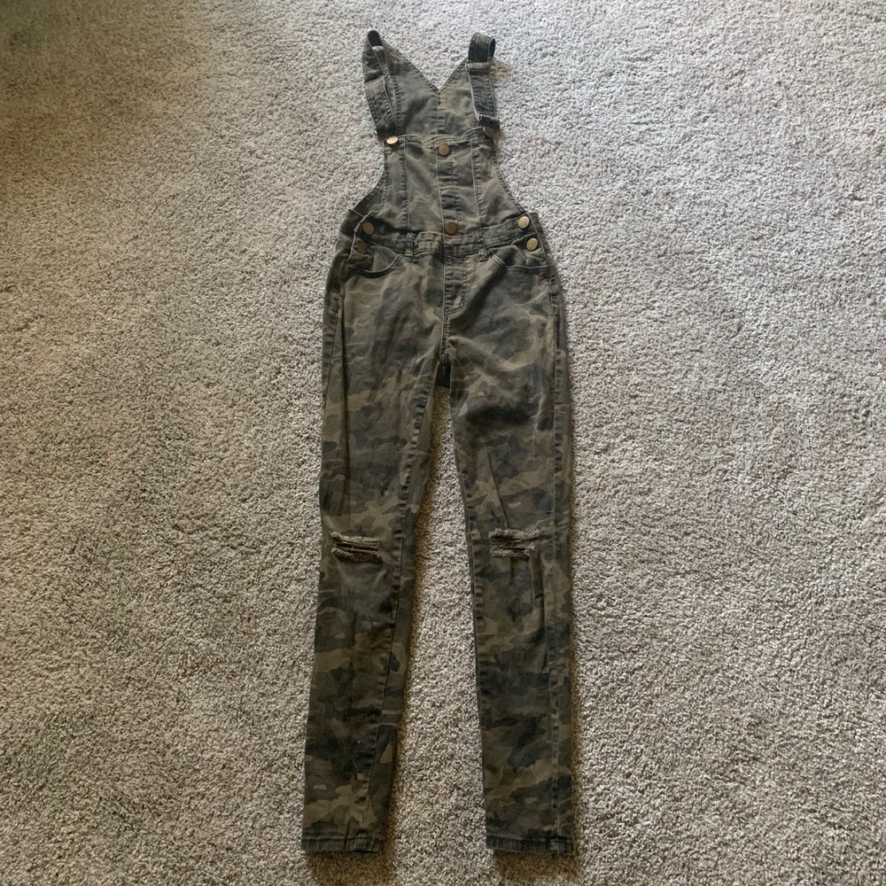 Girls camo suspenders w/ cuts at knees!! 💛🍃